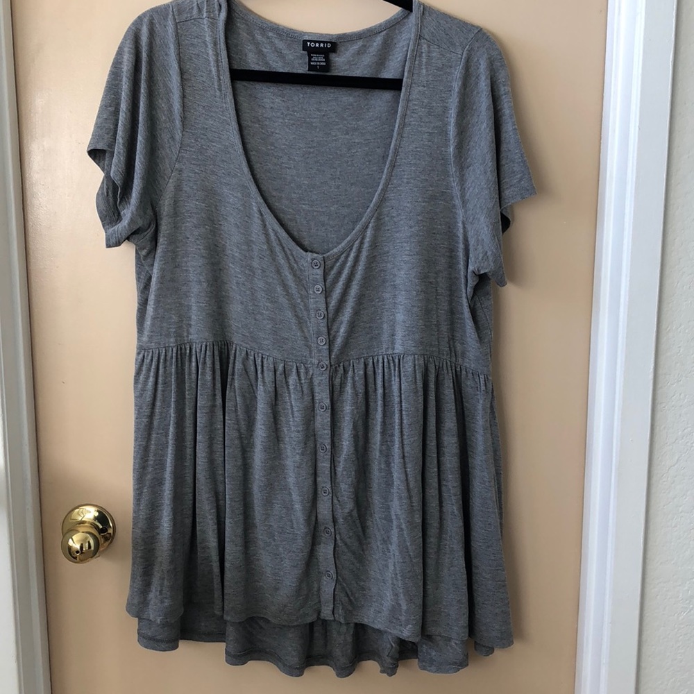 Torrid Gray babydoll style tee- shirt